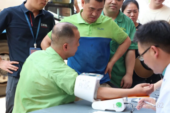 點滴聚愛心，公司組織開展公益獻血活動(圖1)